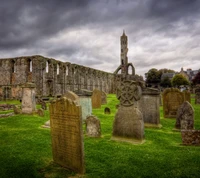 Ruines de cimetière celtique en Irlande sous des cieux dramatiques