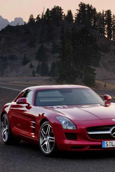 Sleek Mercedes-Benz SLS AMG rouge sur une route pittoresque