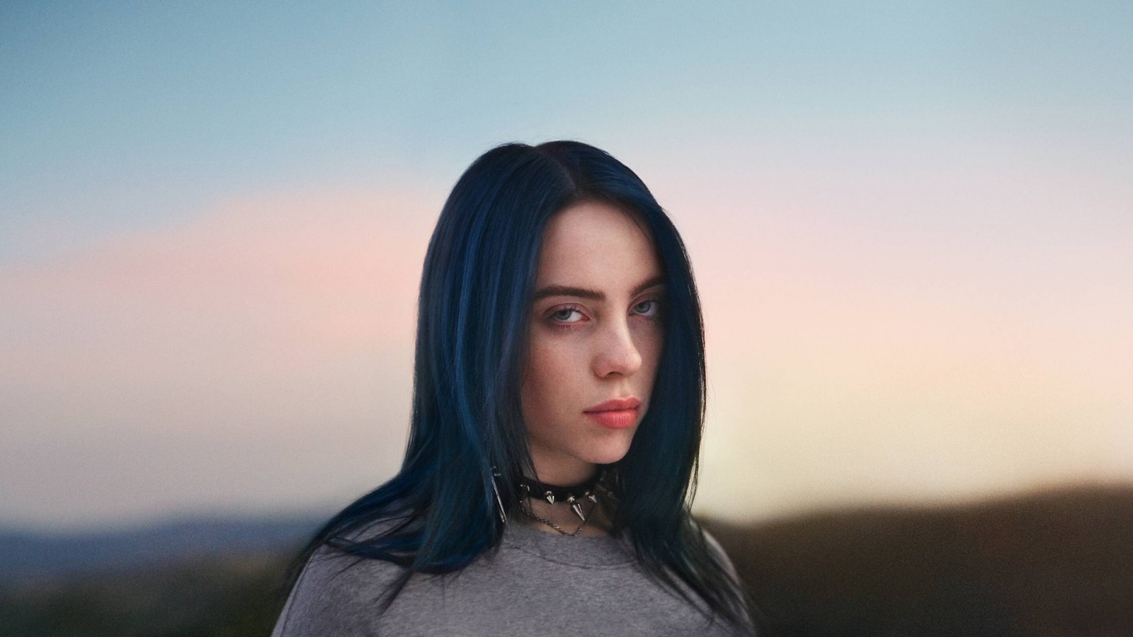 Арафедская женщина с голубыми волосами и цепочкой на шее (billie eilish, певец, знаменитость, девочки)