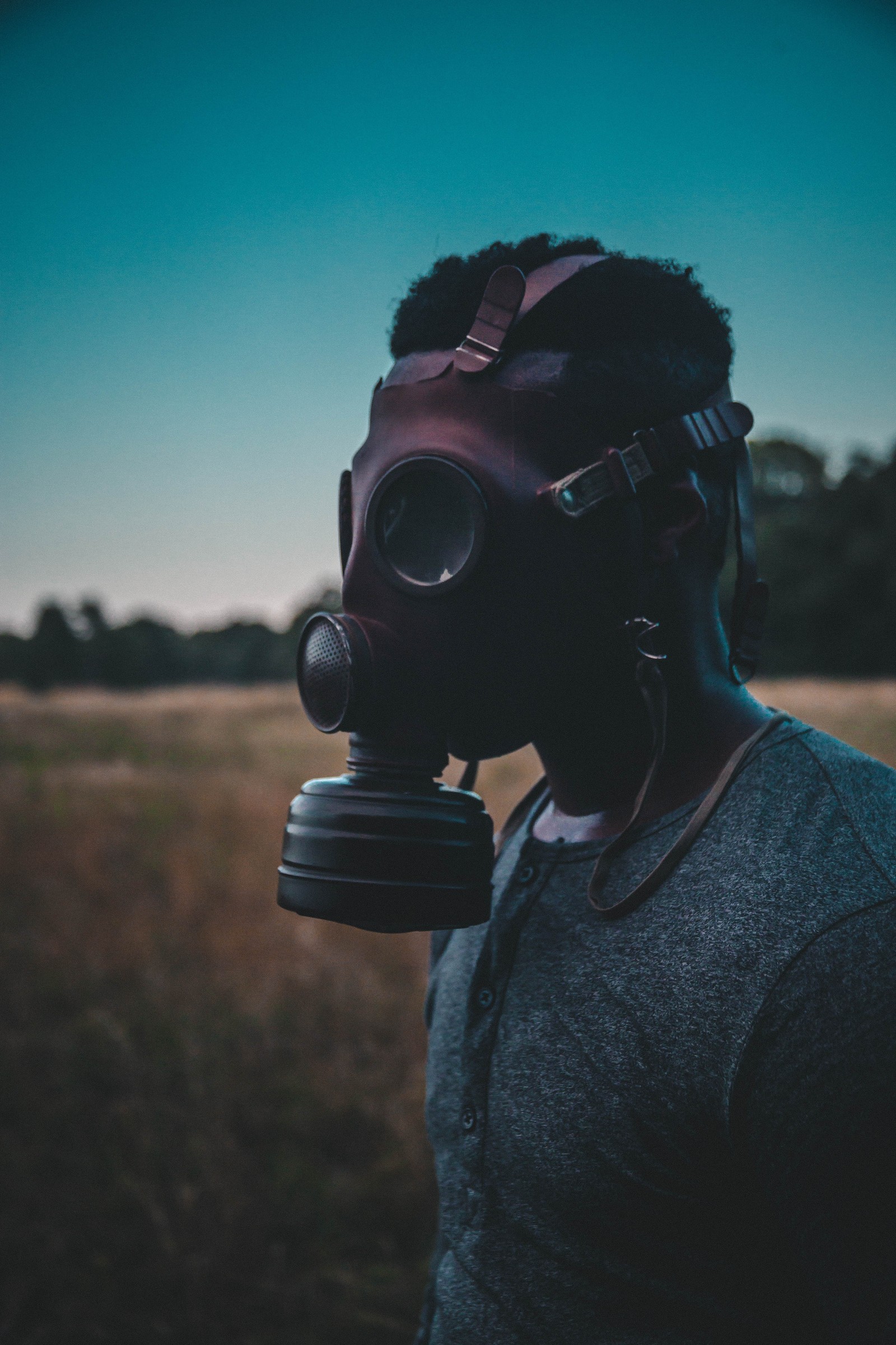 Hombre usando una máscara de gas en un campo (gafas, rostro, la máscara, árbol, máscara antigás)