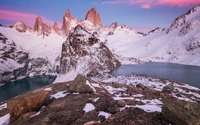 Majestosas montanhas glaciares ao amanhecer com picos cobertos de neve e águas serenas