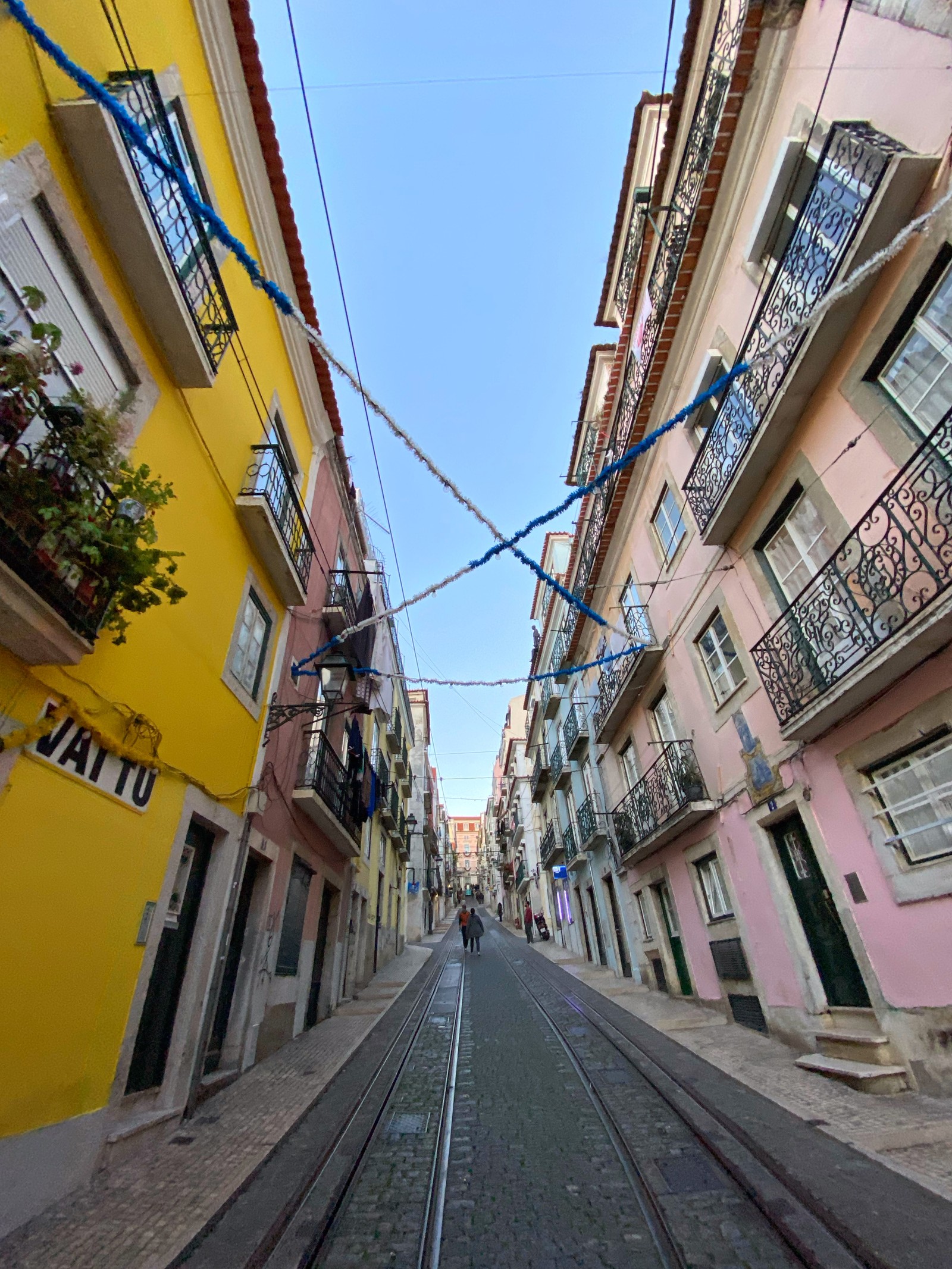 Imagem aérea de uma rua estreita com uma linha de trem no meio (beco, estrada, cidade, vizinhança, infraestrutura)