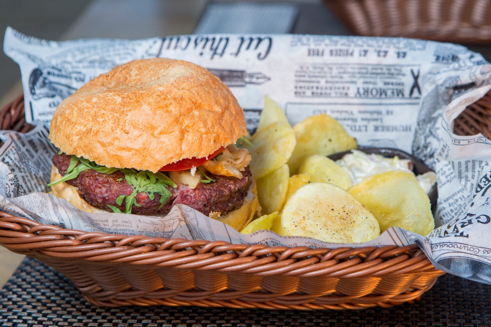 Un gros plan d'un panier de nourriture avec un sandwich et des chips (hamburger, frites, restaurant, nourriture, plat)