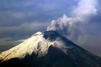 Majestoso estratovulcão em erupção em meio a um céu dramático