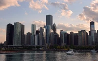 El horizonte de Chicago reflejado en la vía fluvial al atardecer