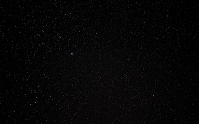 Une vue à couper le souffle du ciel nocturne rempli d'innombrables étoiles, mettant en valeur la beauté du cosmos et la constellation des Poissons.