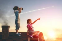 Kindheitsträume: Neue Höhen unter sommerlichem Himmel erkunden