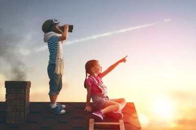 Sonhos de infância: Explorando novas alturas sob céus de verão