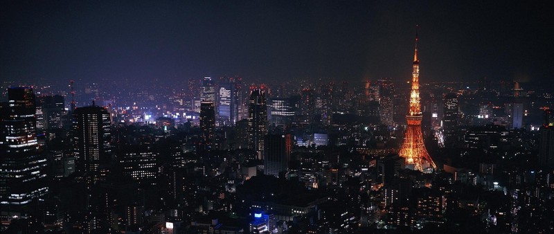 Вид на город ночью с очень высоким зданием (токио, tokyo, токийская башня, tokyo tower, городской пейзаж)