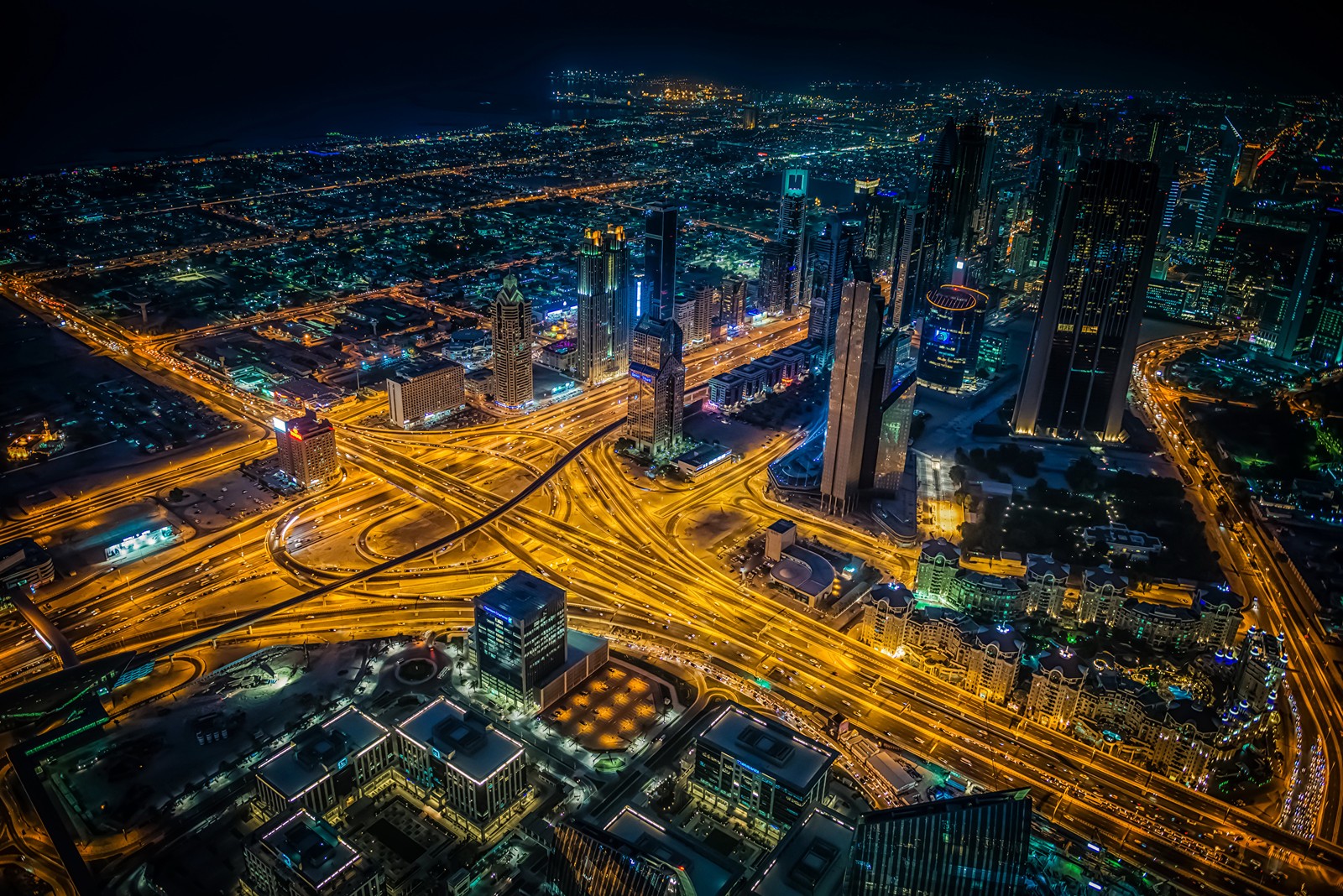 Uma vista de uma cidade à noite do topo de um arranha-céu (burj khalifa, arranha céus, torre, paisagem urbana, área urbana)