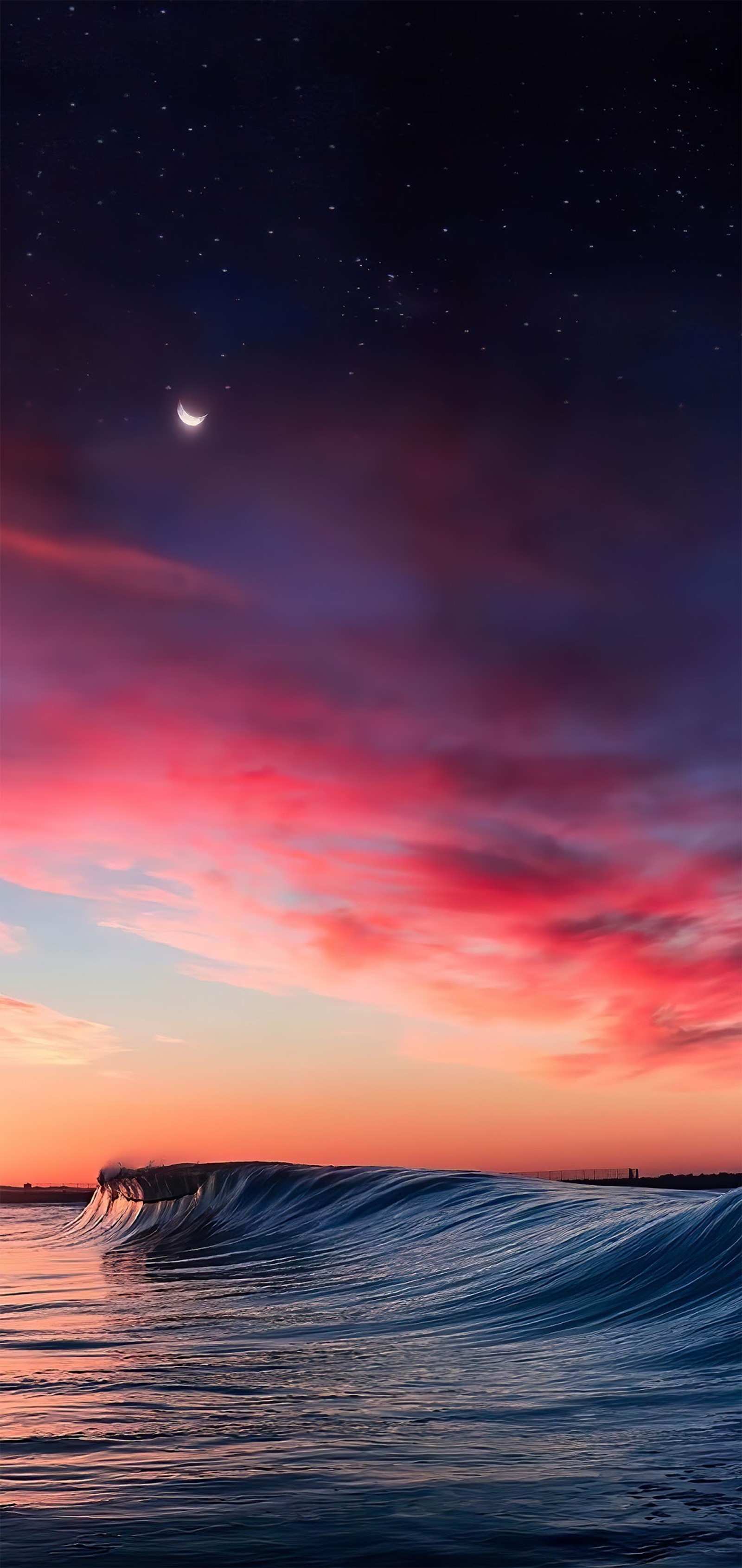 Una vista de una ola en el océano con una media luna encima (nube, agua, atmósfera, resplandor, naturaleza)