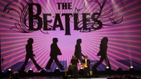 Performance en direct des Beatles : Silhouettes iconiques sur un fond magenta vibrant