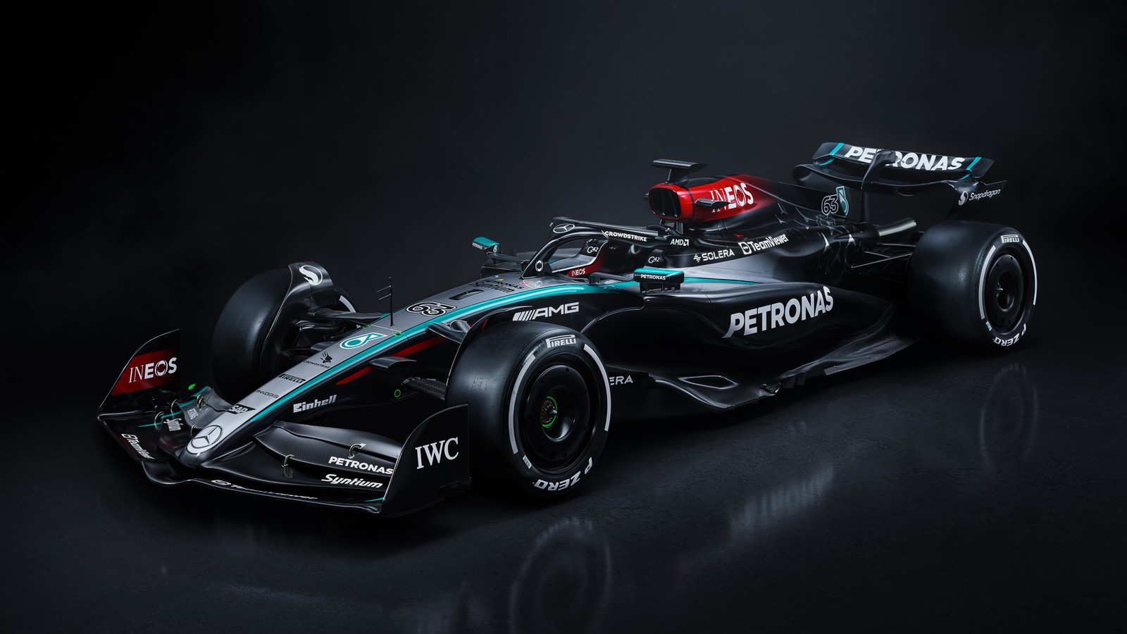 Un gros plan d'une voiture de course sur fond noir (mercedes amg f1 w15 e performance, 2024, voitures de formule 1, voitures de f1, 5k)