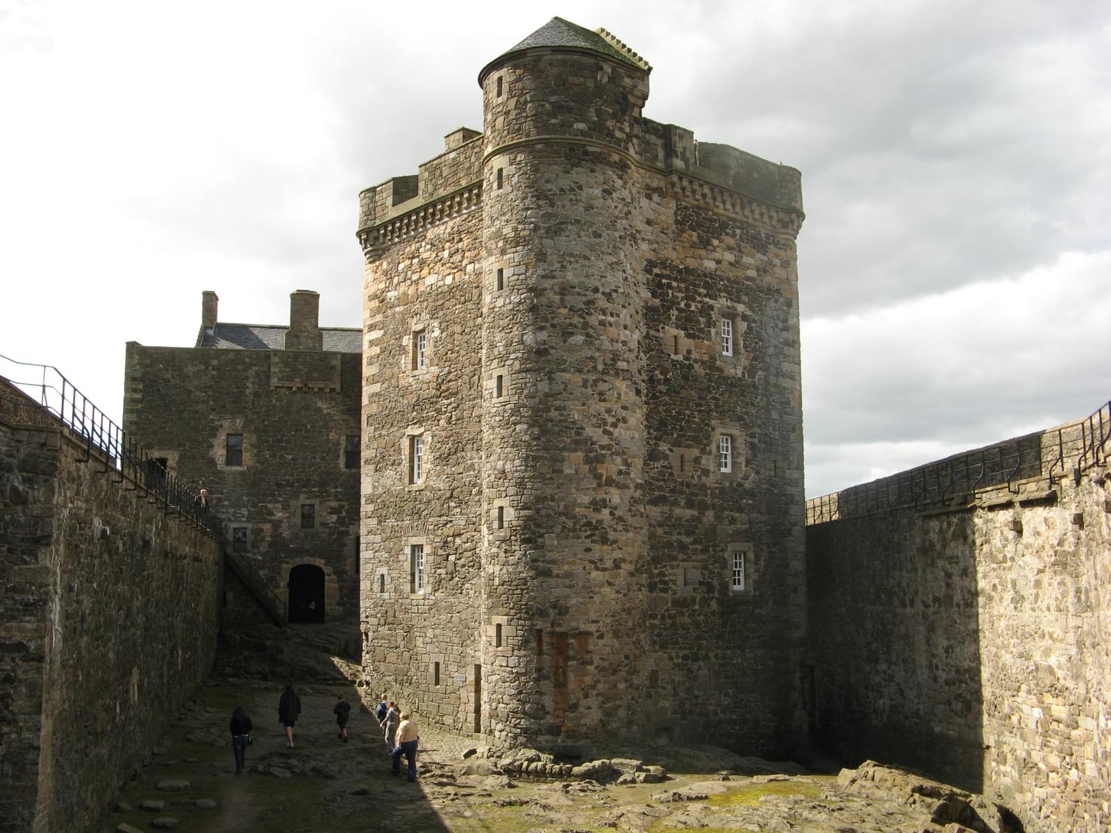 Il y a une grande tour avec une horloge au sommet (château, fortification, mur, ruines, bâtiment)