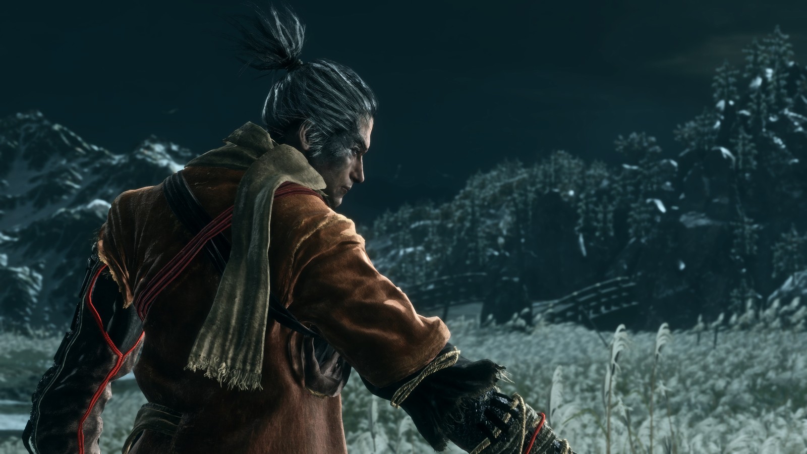 Мужчина в коричневой куртке с ножом на снежном поле (sekiro shadows die twice, видеоигра)