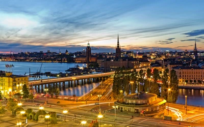 Dämmerungsstadtlandschaft von Stockholm: Eine atemberaubende Skyline bei Dämmerung mit städtischen Wahrzeichen und Abendlichtern.