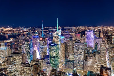 Paisaje nocturno vibrante de Nueva York: horizonte iluminado y luces urbanas