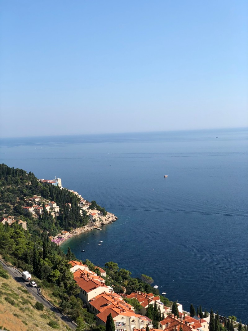 Воздушный вид на город на холме с видом на океан (море, водоем, водные ресурсы, водный путь, берег)