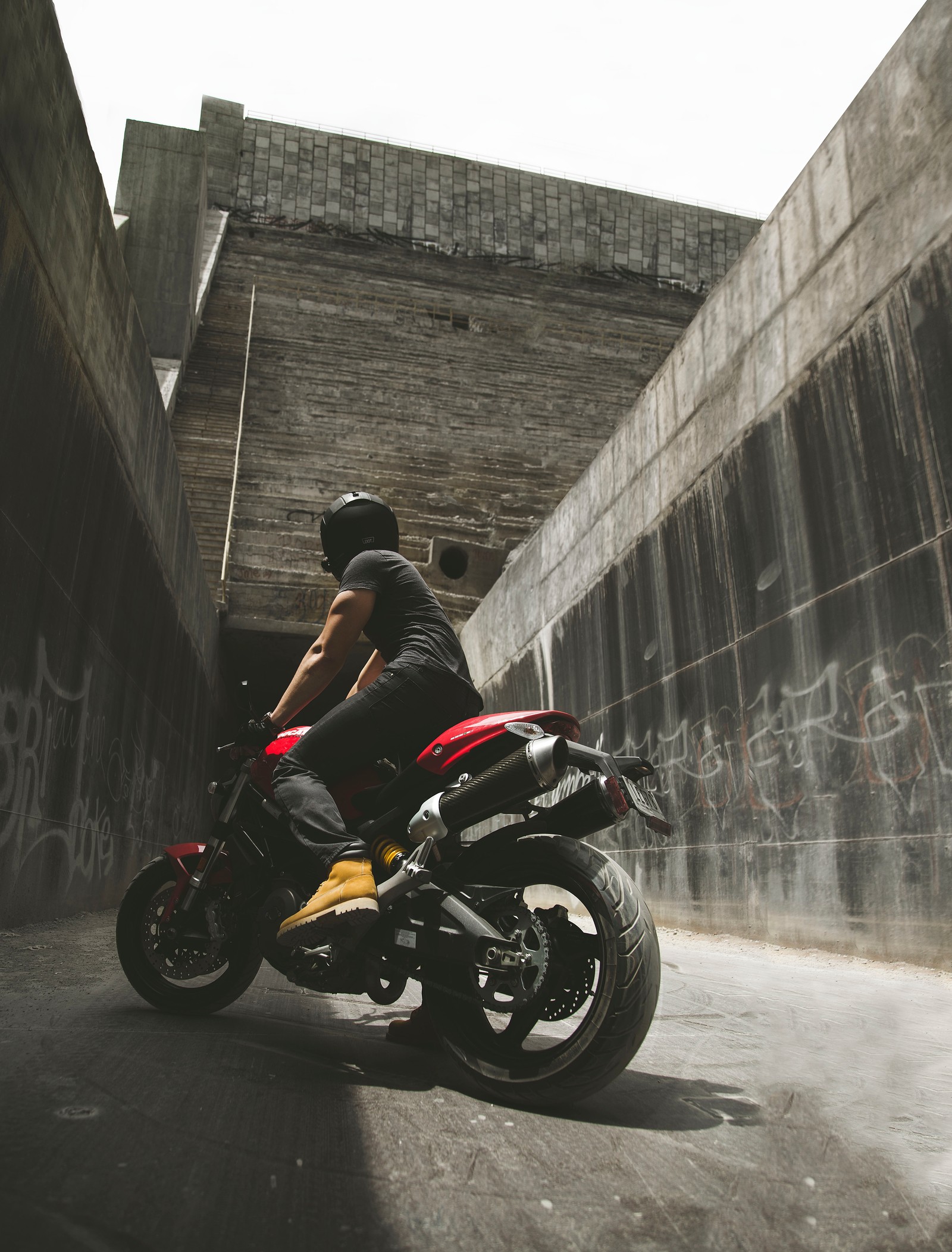 Hay un hombre montando una motocicleta en un túnel (casco de motocicleta, motocicleta, deporte de motocicletas, motociclismo, coche)