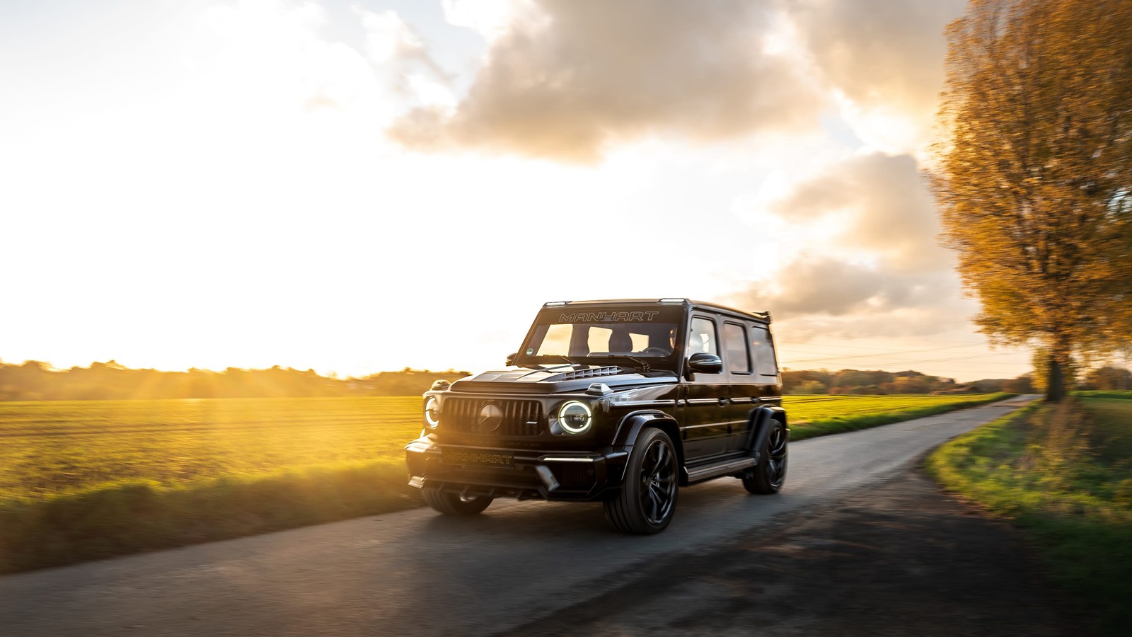 Mercedes g-class preto panorâmico dirigindo por uma estrada rural (mercedes benz g class, mercedes benz, carros, pneu, roda)