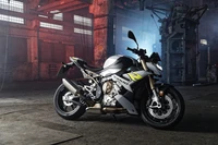 2021 BMW S1000R: Una impresionante obra maestra de superbikes en un entorno industrial