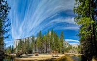 Serena naturaleza salvaje de Yosemite: Reflexiones del cielo y los árboles