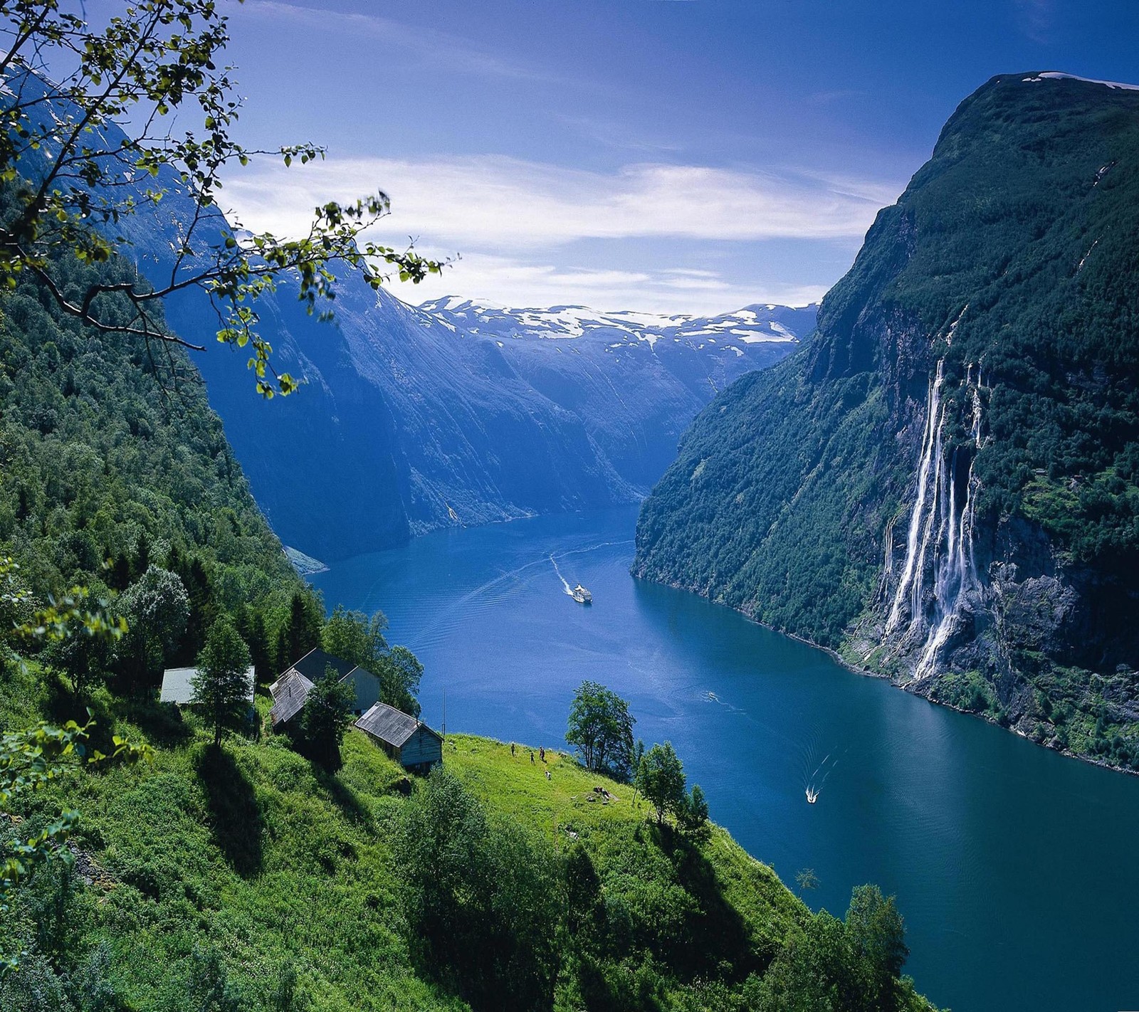 Vue aérienne d'un lac de montagne avec un bateau dans l'eau (beau, mignon, regard, sympa)