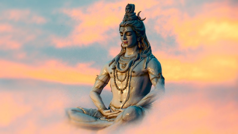 Крупный план статуи человека, сидящего в облаках (господь шива, lord shiva, бог)