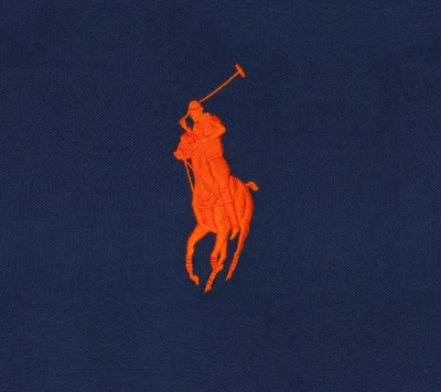 Polo élégant bleu marine avec un logo brodé orange frappant d'un joueur de polo en action.