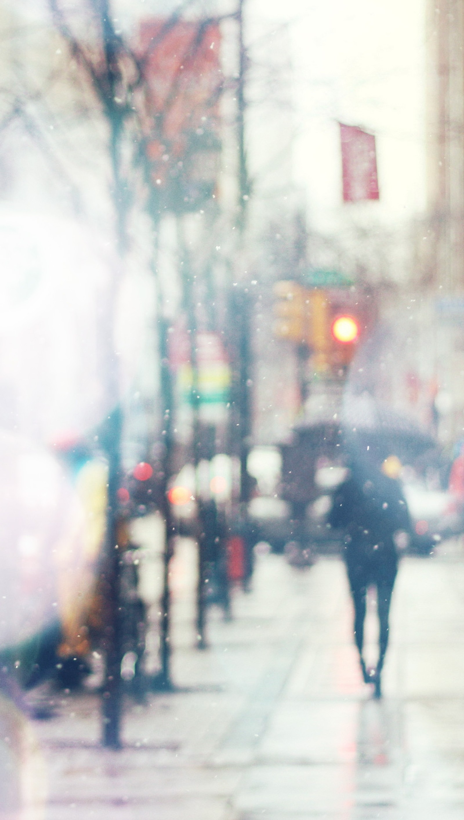 Une personne marche dans la rue sous la pluie (neige, tempête)