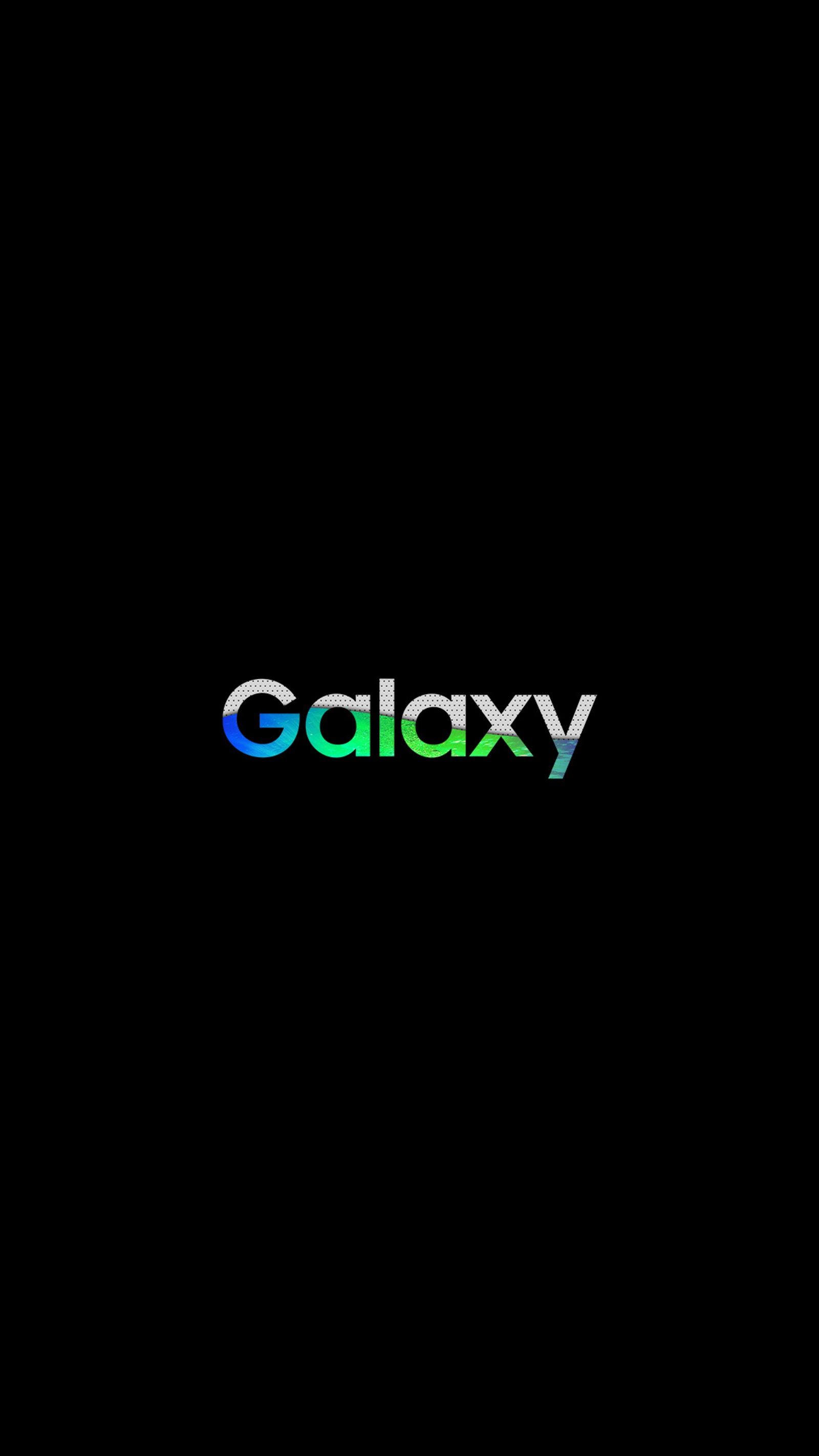 Крупный план мобильного телефона с надписью galaxy на нем (2018, чёрный, край, галактика, логотип)