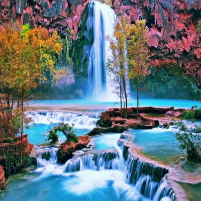 Chute d'eau enchanteresse au milieu de la verdure luxuriante