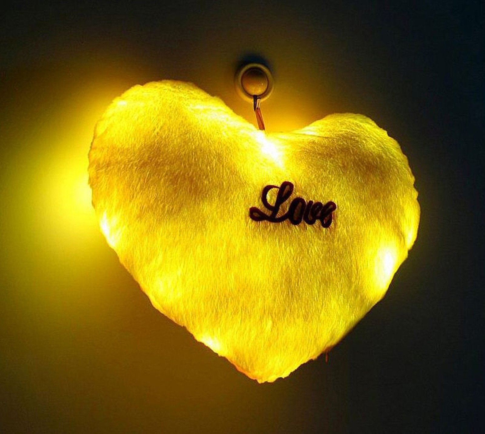 Il y a une lumière en forme de cœur avec le mot amour écrit dessus (cœur, amour, jaune)