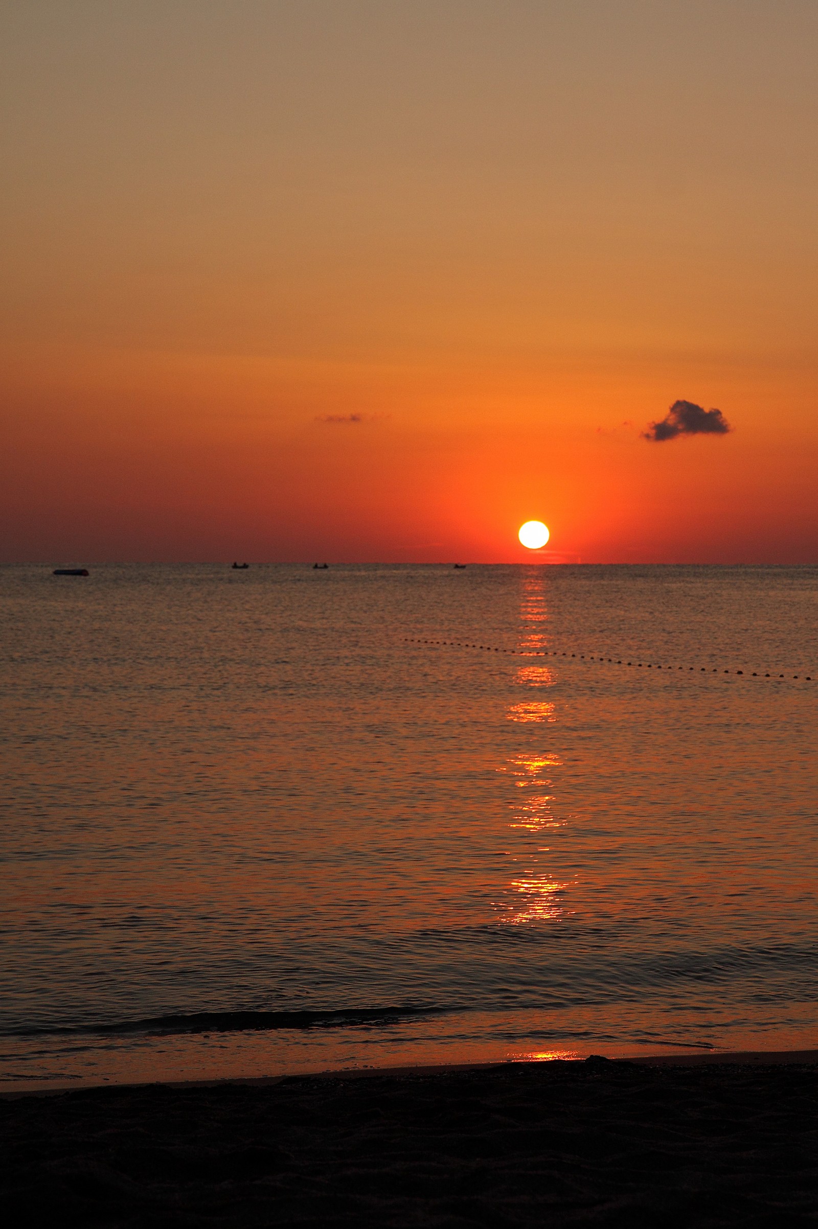 Coucher de soleil sur l'océan avec un bateau au loin (mer, lever de soleil)