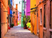 Callejón vibrante de casas coloridas en Italia