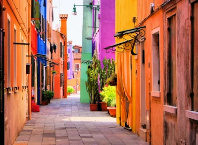 Callejón vibrante de casas coloridas en Italia