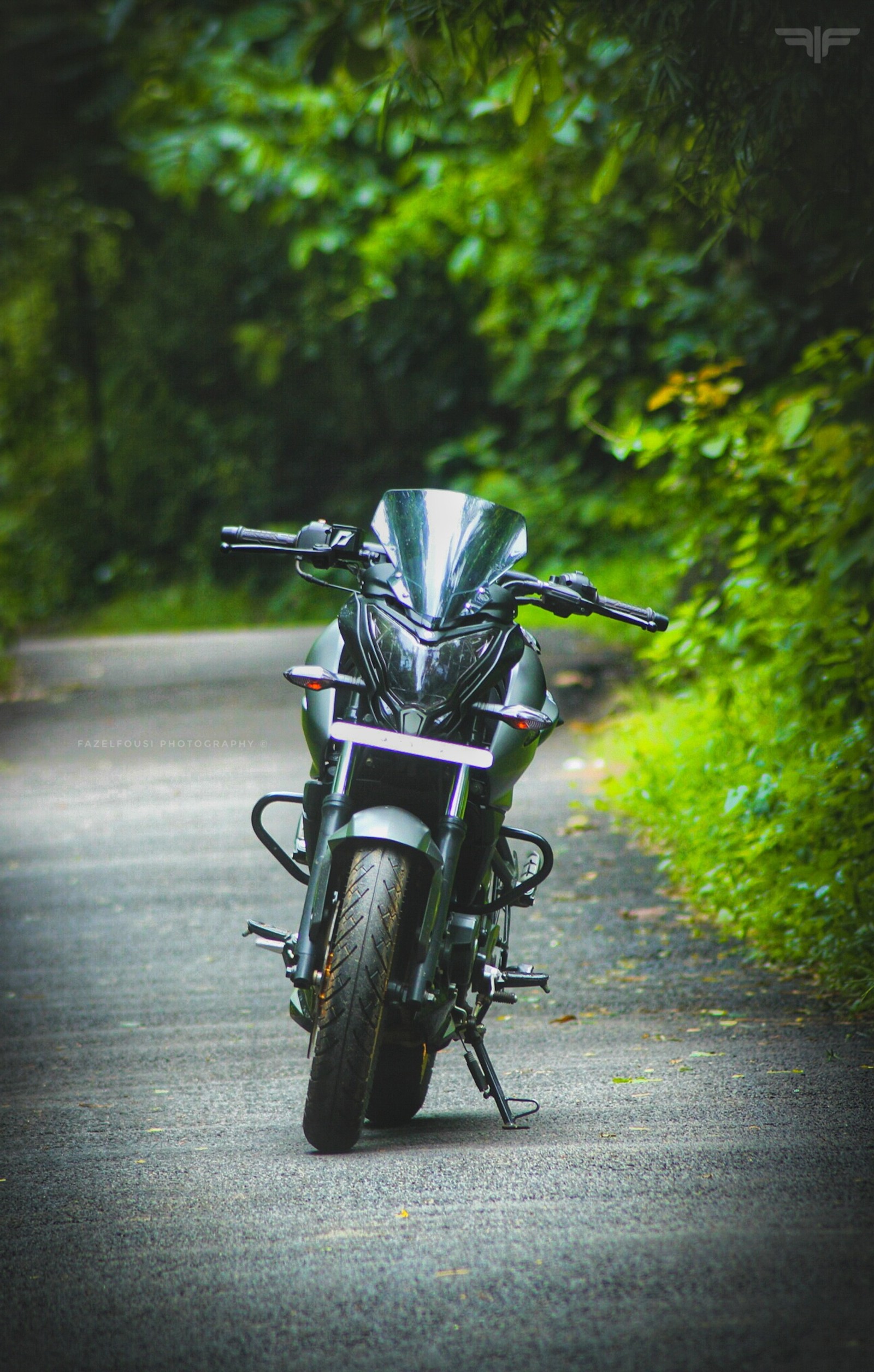 Une moto est garée sur le bord de la route (ns200, pulsar)