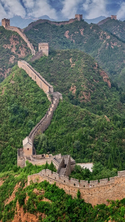 Majestätischer Abschnitt der Großen Mauer zwischen üppigen Bergen in China