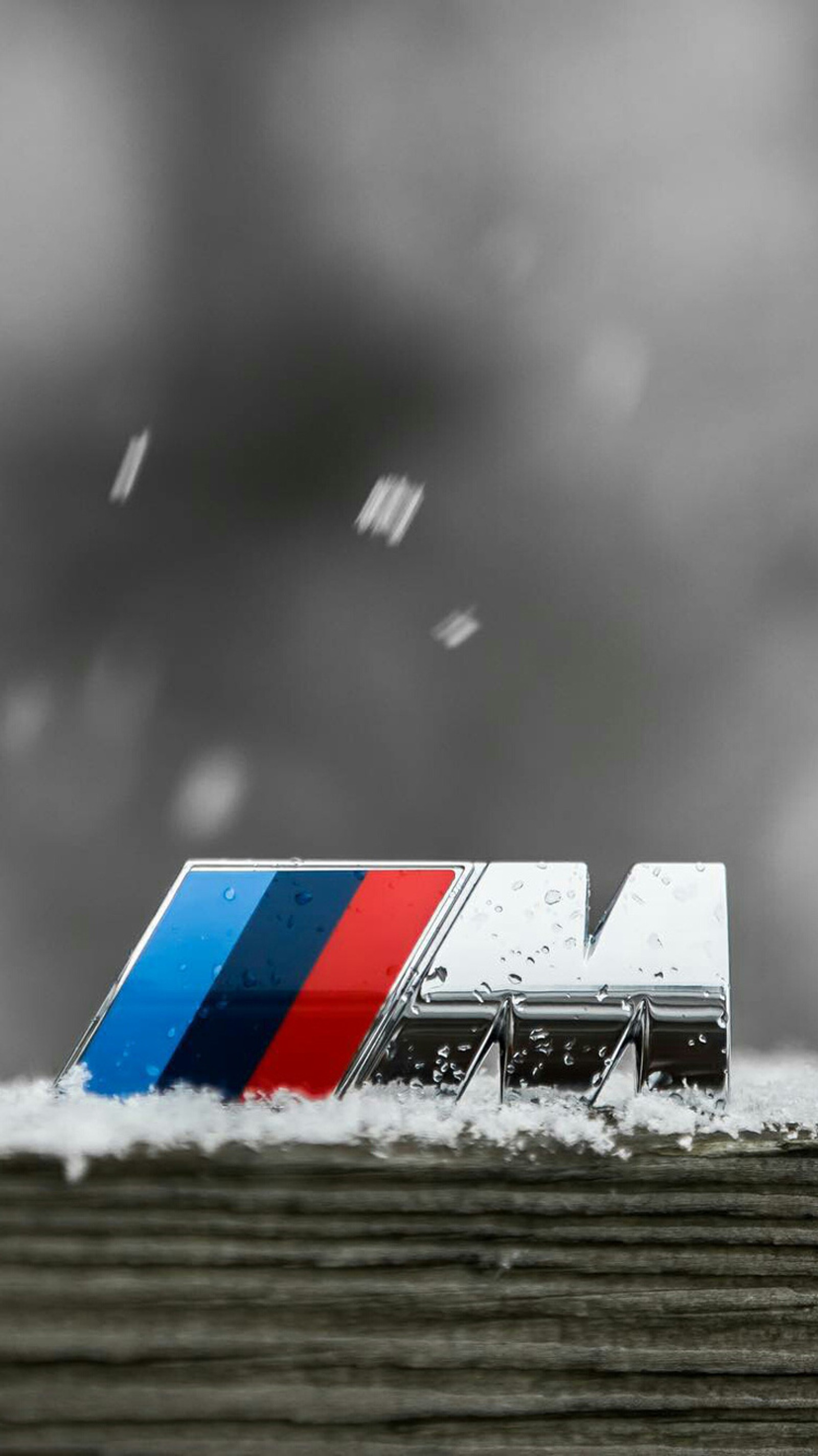 Logotipo da bmw em um pedaço de madeira com neve em cima (distintivo, bmw, marca, logotipo, emblema m)