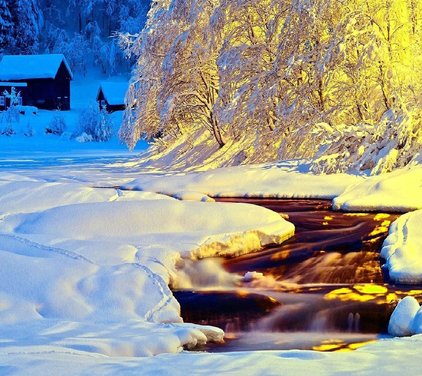 Schneebedeckter bach vor einer hütte im wald (winter)