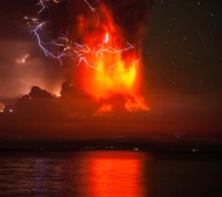 Erupção espetacular de um vulcão chileno iluminada por relâmpagos