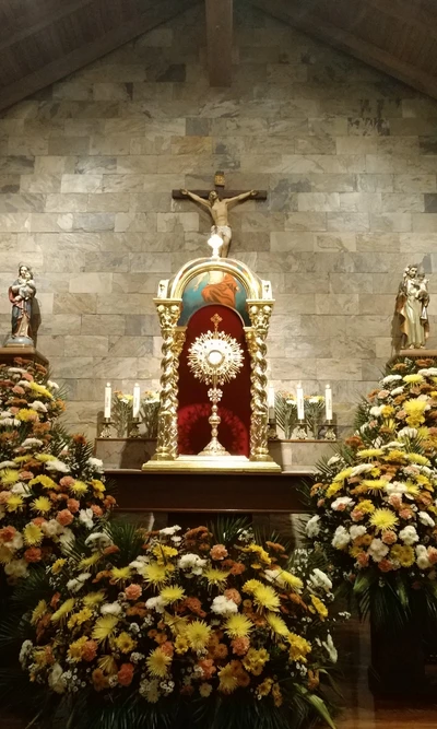 Santuario de la Presencia Divina con Ofrendas Florales Florecientes