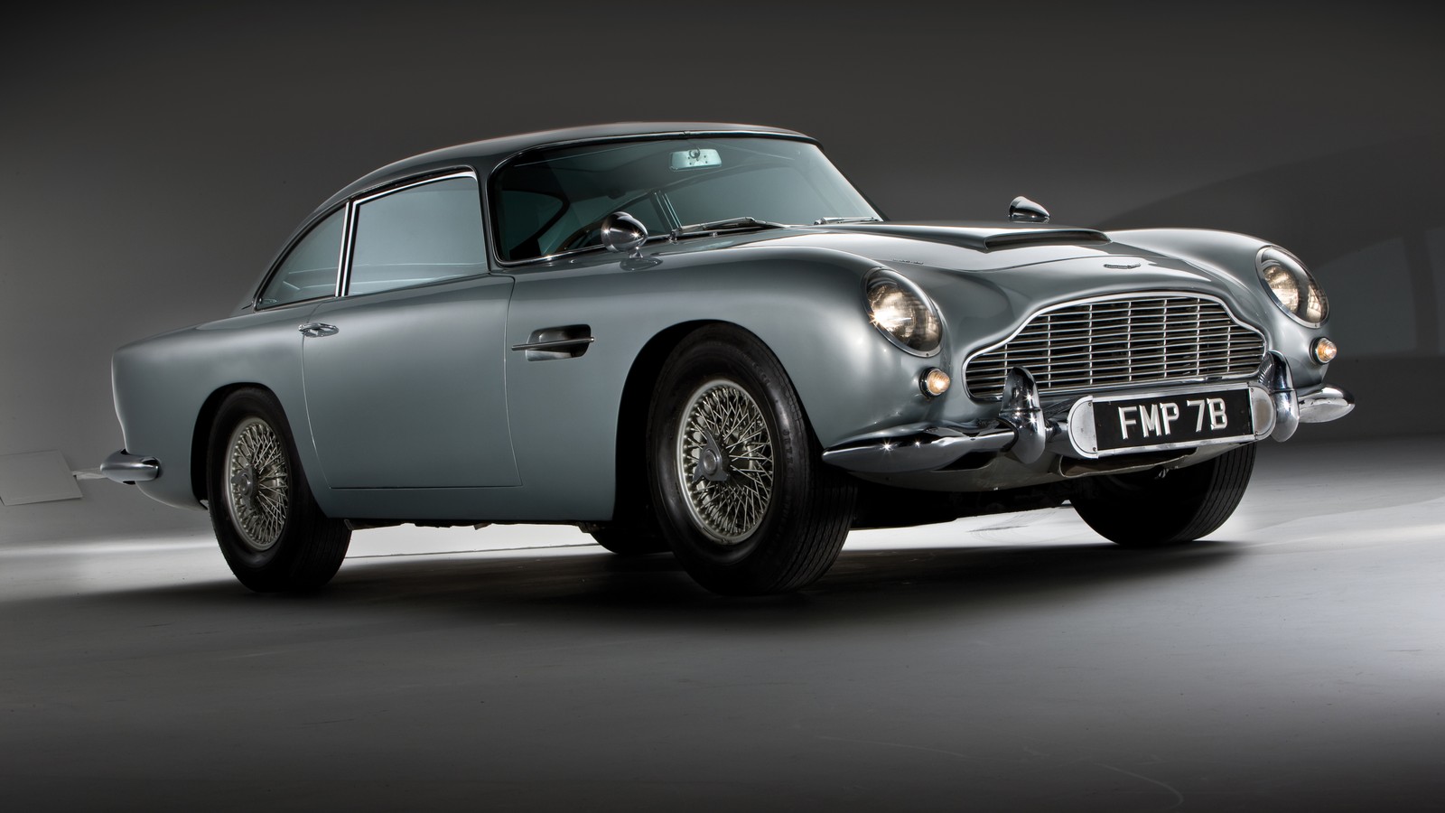 Серый автомобиль с номерным знаком спереди (астон мартин дб5, aston martin db5, aston martin, джеймс бонд, james bond)