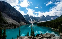 Lago Moraine: Un impresionante reflejo de las montañas glaciares y los pinos en el Parque Nacional Banff, Alberta, Canadá.