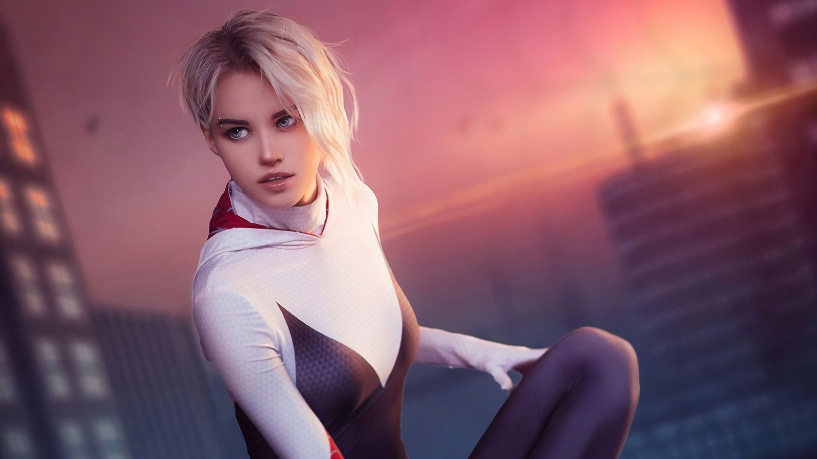 Femme araignée en costume blanc et noir assise sur un rebord (spider gwen, spider man new generation, spider man into the spider verse, film, cosplay)