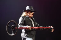 Axl Rose cativa o público com uma performance dinâmica durante a "Not in This Lifetime Tour", exibindo seu estilo e energia característicos no rock pesado.