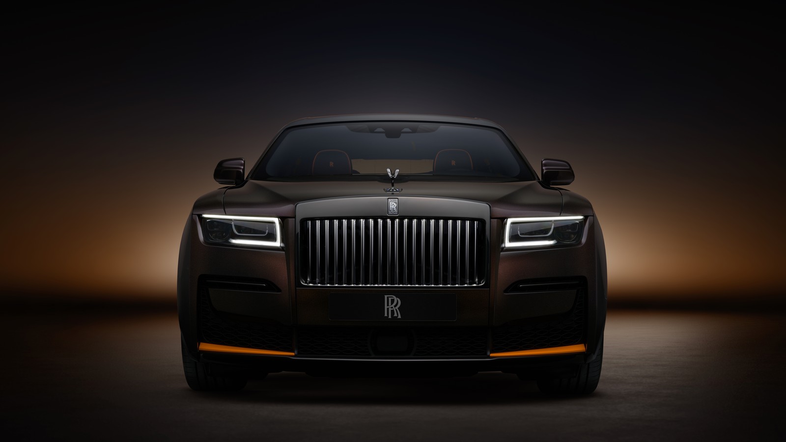 Die vorderseite eines schwarzen rolls royce in einem dunklen raum (rolls royce black badge ghost, 8k, 2023, 5k, autos)