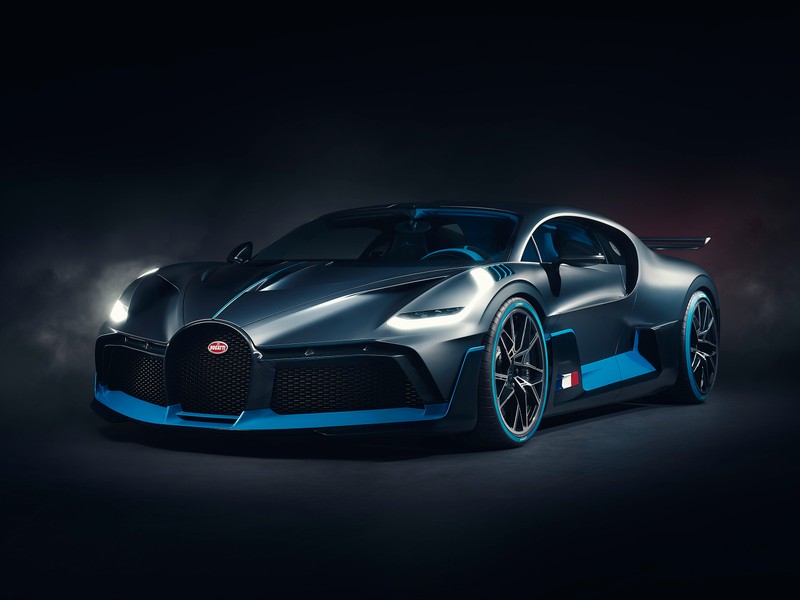 Крупный план bugatti в темной комнате (машина, суперкар, спортивный автомобиль, переворот, гоночный автомобиль)