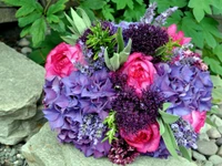 Bouquet floral vibrant violet et rose avec des hortensias et des roses