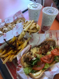 Café da manhã completo com batatas fritas, nachos carregados e Philly cheesesteak